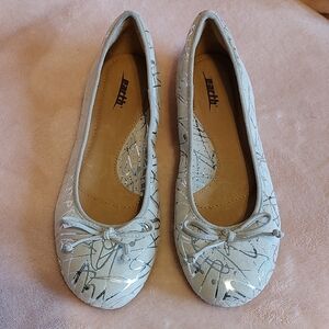 Earth Relief Pod Allegro Pale Grey & Silver Metallic Ballet Flats Sz 8
